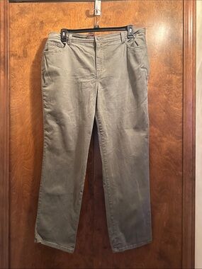 Gloria Vanderbilt Straight Leg Pants in Olive Green